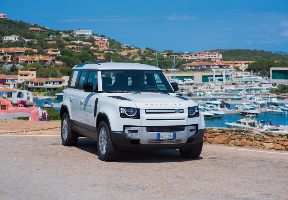 Guidare il nuovo Land Rover Defender 2020 sulle strade della Costa Smeralda, da qualche anno ormai essenza dell'essere "in", è un'esperienza unica.