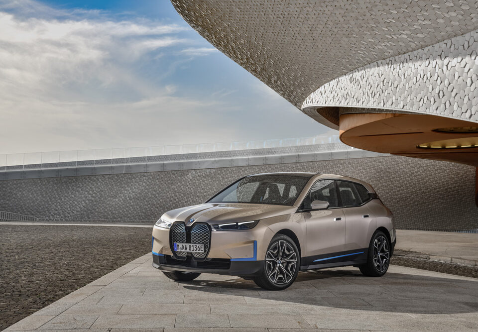 BMW presenta un'anteprima di quello che sarà la mobilità del futuro: la BMW iX. Derivata direttamente dalla BMW Vision iNext la BMW iX