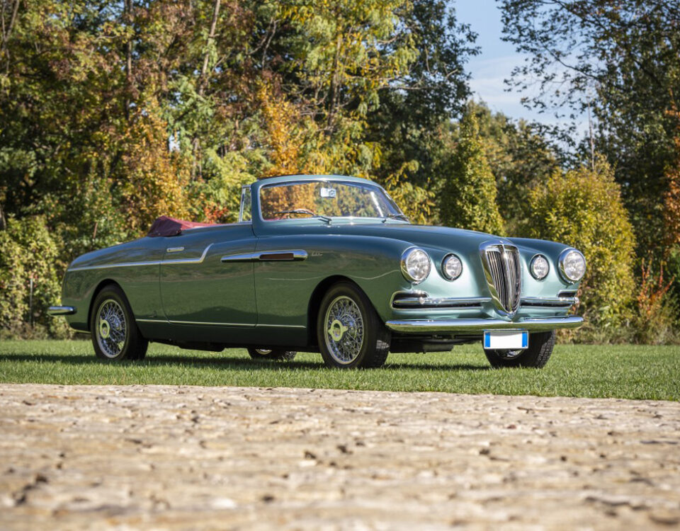 Sotheby's stupisce mettendo all'asta una vettura dalla bellezza inestimabile. Si tratta di una Lancia Aurelia B52 Spider by Vignale del 1953. 