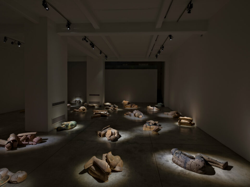 I Dormienti di Mimmo Palladino, imperturbabili uomini eterni, realizzati in terracotta, saranno esposti alla Cardi Gallery a Milano.