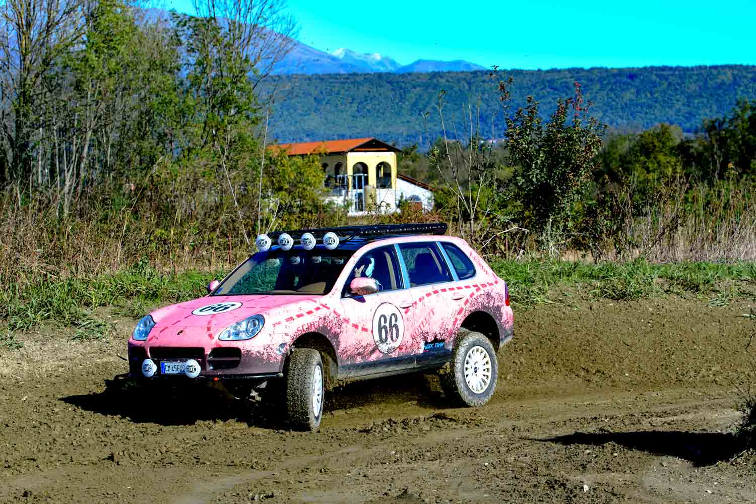 Cayenne Dirt Experience è il primo evento dedicato alle Porsche Cayenne E1, ospitato presso la pista di autocross di Romano Canavese, Torino. 