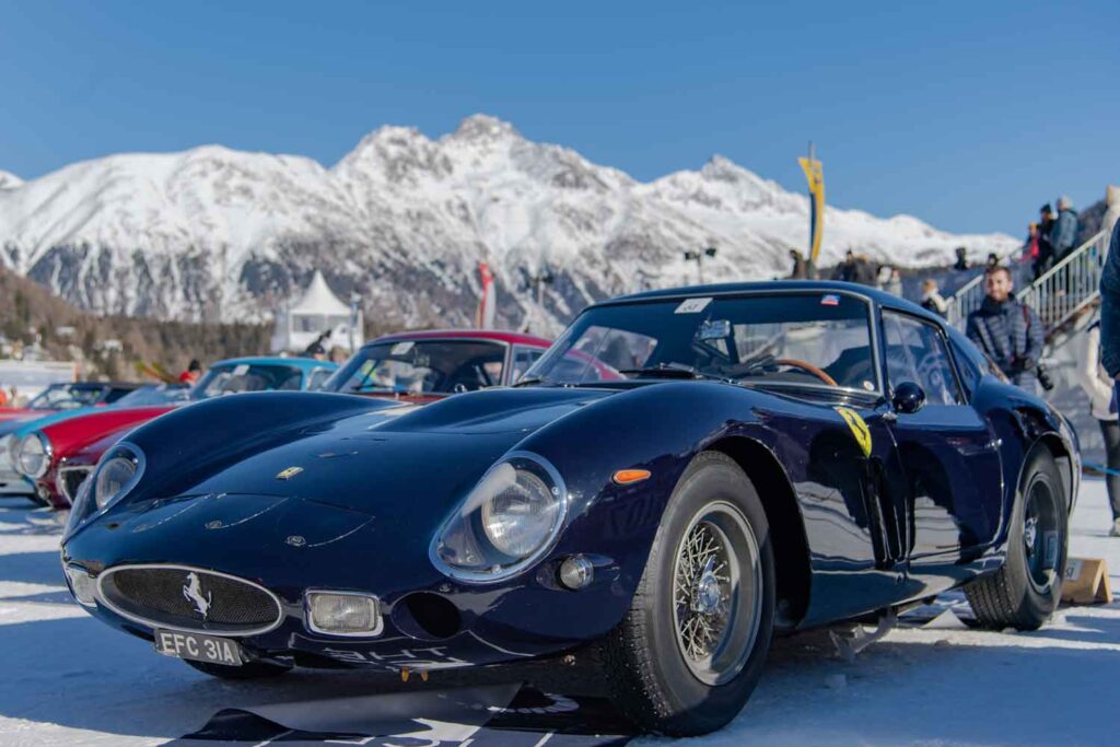 The I.C.E. 2023, il concorso di eleganza di auto classiche più originale e atteso dell'Engadina , torna a St. Moritz e con lui tornano le auto classiche su quello che ormai è noto come il lago più celebre delle Alpi Svizzere. 