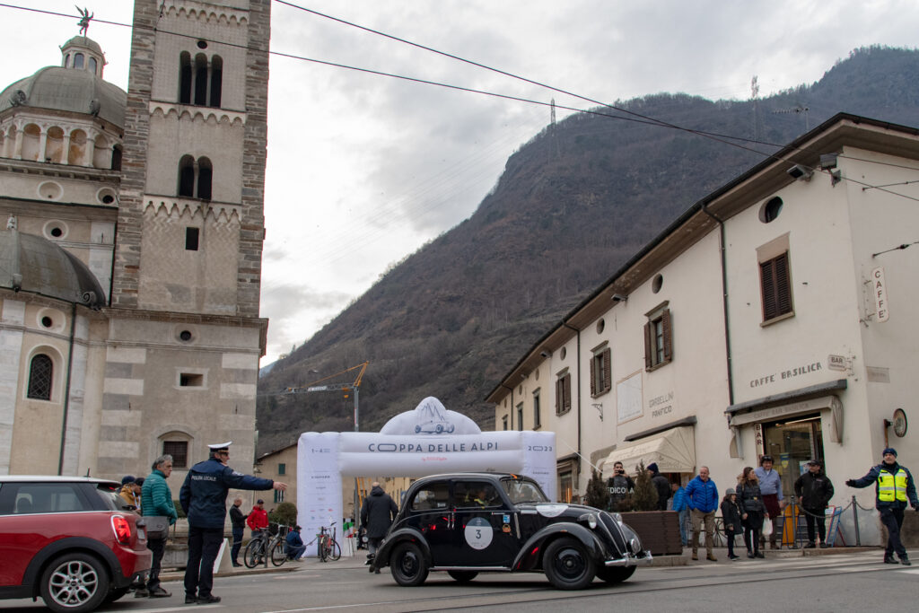 La Coppa delle Alpi 2023, competizione invernale di regolarità per auto storiche è partita ieri con il consueto prologo di Brescia. 