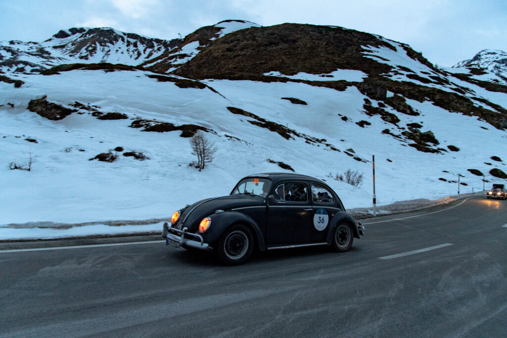 La Coppa delle Alpi 2023, competizione invernale di regolarità per auto storiche è partita ieri con il consueto prologo di Brescia. 