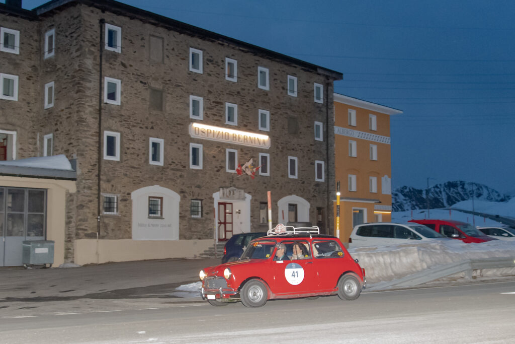 La Coppa delle Alpi 2023, competizione invernale di regolarità per auto storiche è partita ieri con il consueto prologo di Brescia. 