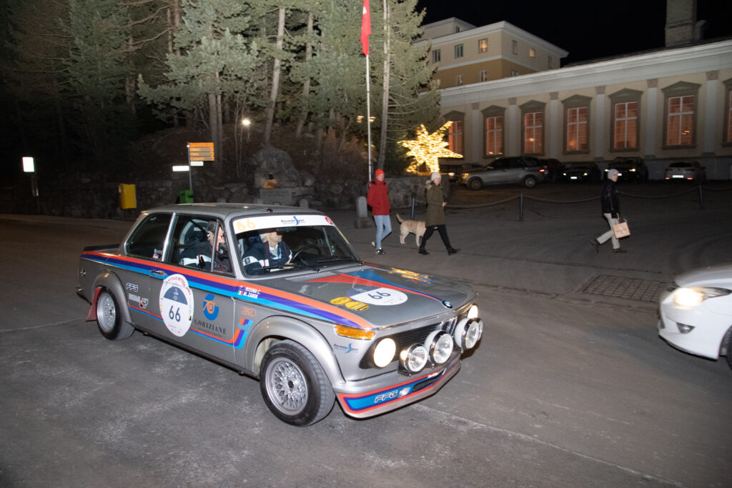 La Coppa delle Alpi 2023, competizione invernale di regolarità per auto storiche giunta alla sua 3ª edizione, è partita ieri con il consueto prologo di Brescia. 