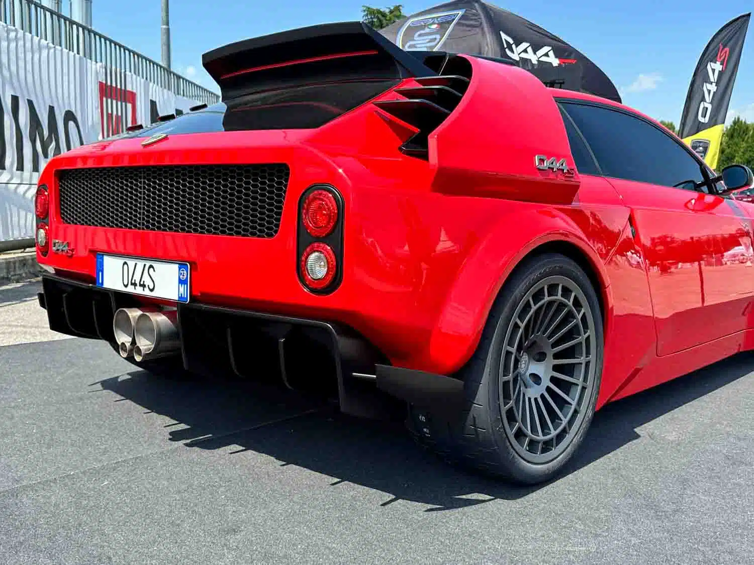 La Grassi 044s della Grassi Scuderia Milanese debutta in anteprima mondiale al MIMO 2023. Omaggio ad una storica vettura, la Lancia Delta 4s.