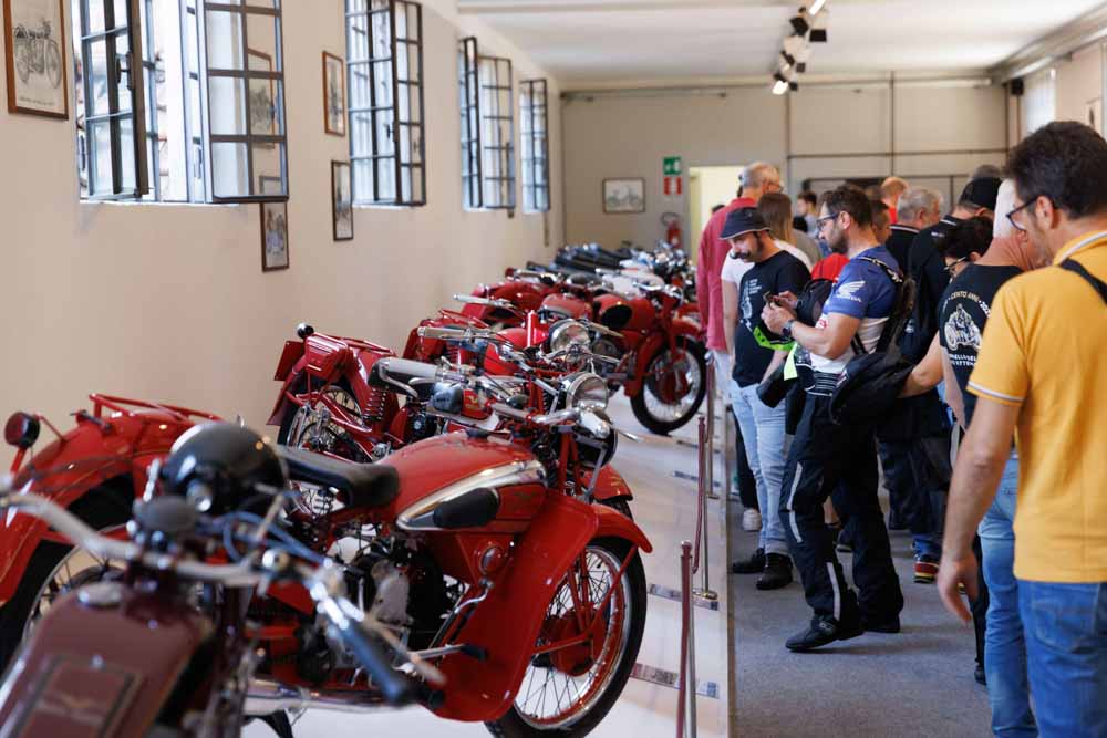 modelli Moto Guzzi esposti nel museo di Mandello del Lario