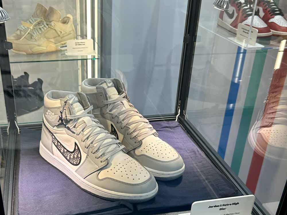 Sneakers Jordan 1 Retro High Dior esposte al Festival PLug-Mi