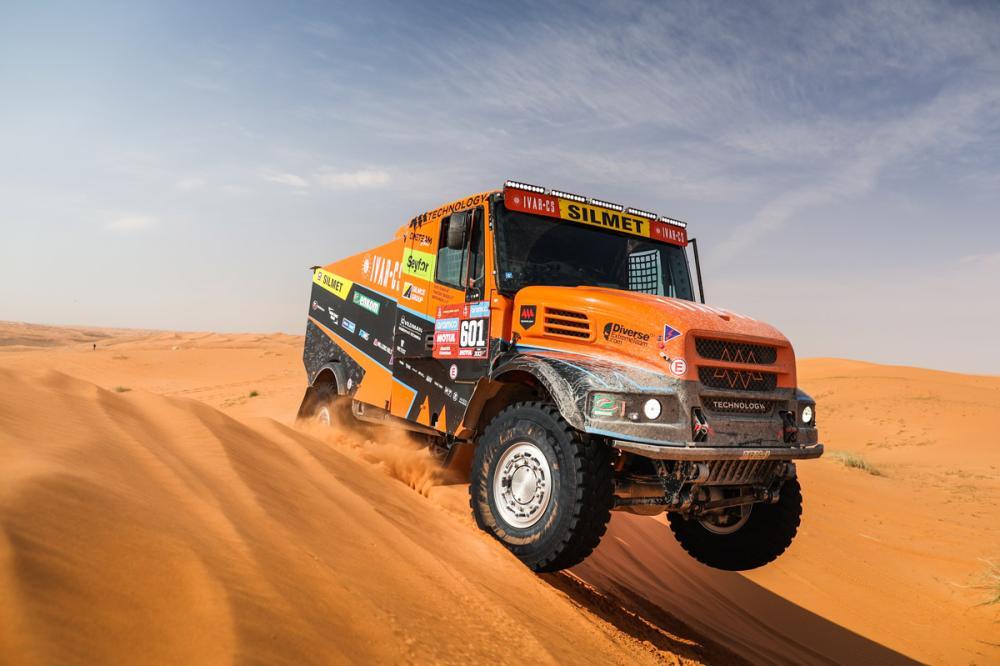 I vincitori della Dakar 2024: Sainz Audi, Brabec, Martin Macik, Frantisek Tomasek e David Svanda vincitori tra i camion con l'Iveco Powerstar del team MM Technology