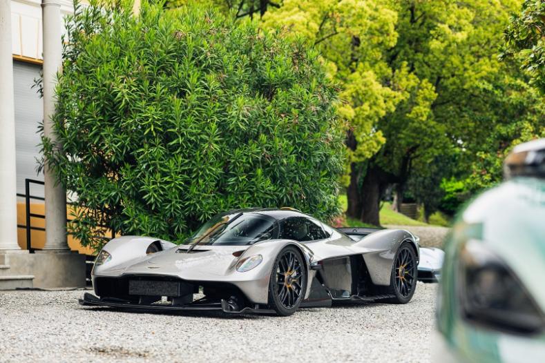 Aston-Martin-Valkyrie-fuoriconcorso