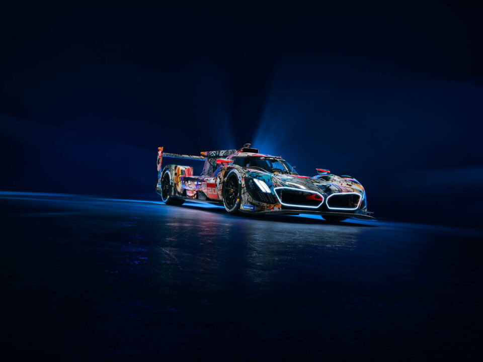 BMW M Hybrid V8 Art Car di Julie Mehretu per la 24 ore di Le Mans