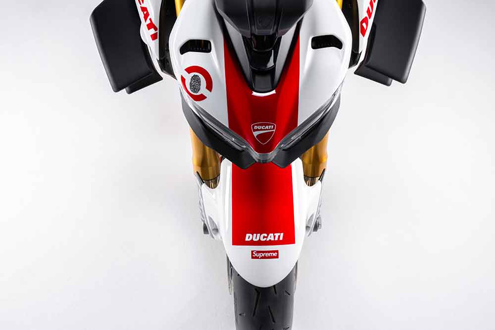 Una Streetfighter V4 da collezione nasce dalla collab Ducati e Supreme