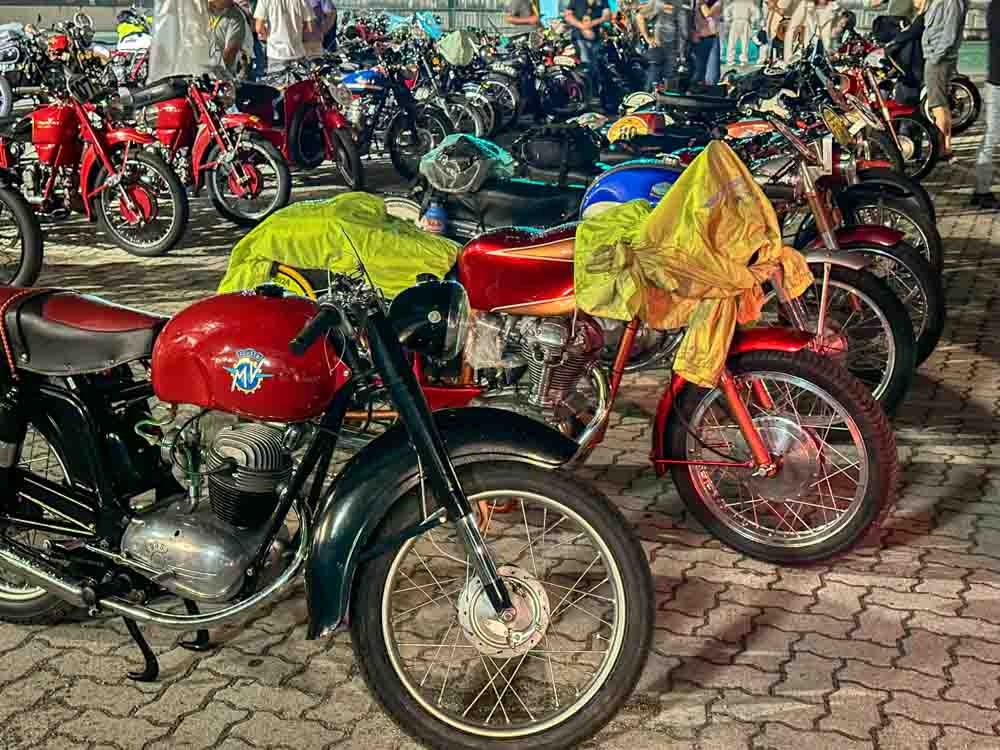 È partita la Milano-Taranto: il raid delle moto d'epoca