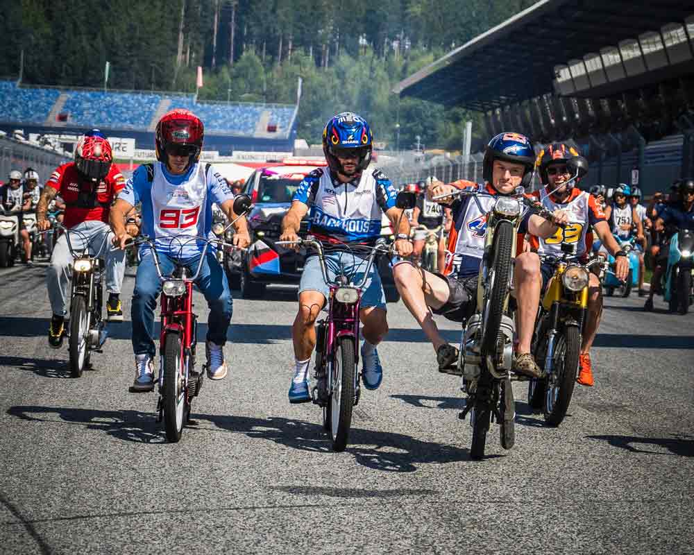 Piloti motogp sfida sui cinquantini KTM nell'evento pre-gara del GP d'Austria