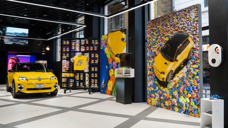 Primo negozio Renault a Milano in Brera in collaborazione con GCDS