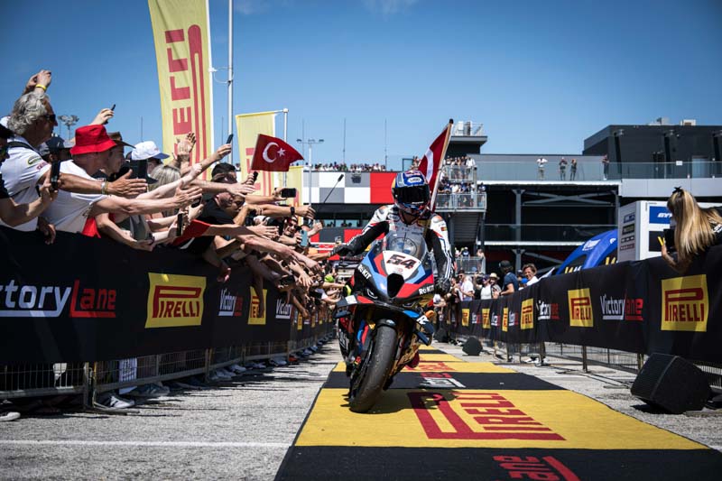 Toprak Razgatlioglu è il campione del Mondo Superbike storica vittoria per BMW Motorrad