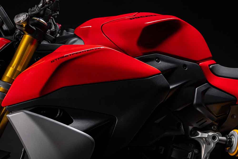 Ducati Streetfighter V2 la naked rossa è tornata più leggera e potente che mai