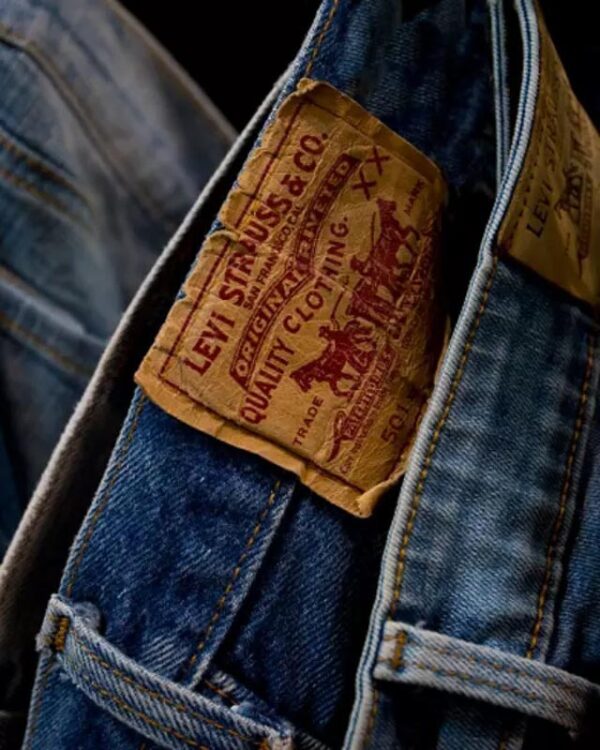 Jeans Levi's del 1880 ritrovati e venduti all'asta ad un prezzo record