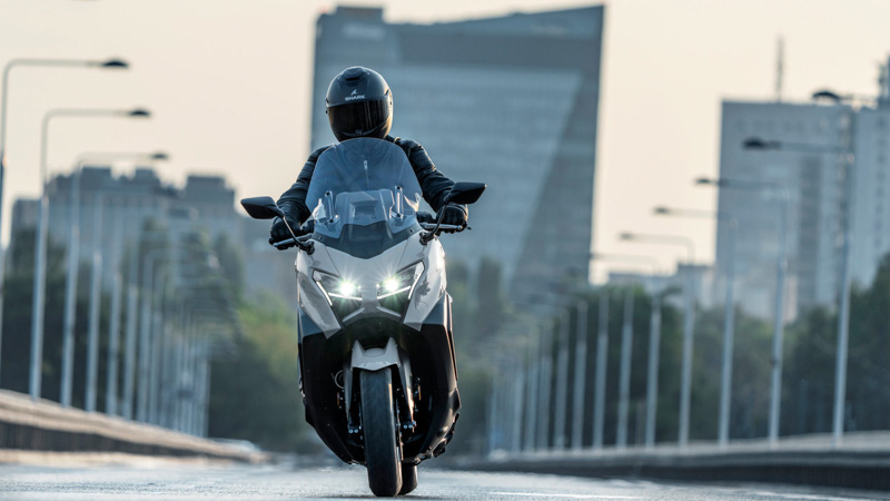 Yamaha TMAX 2025 aggiornamenti per il maxi scooter