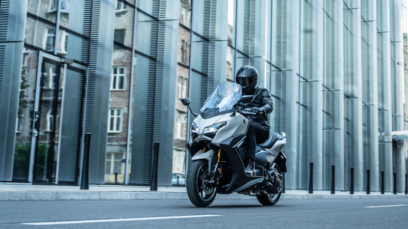 Yamaha TMAX 2025 aggiornamenti per il maxi scooter