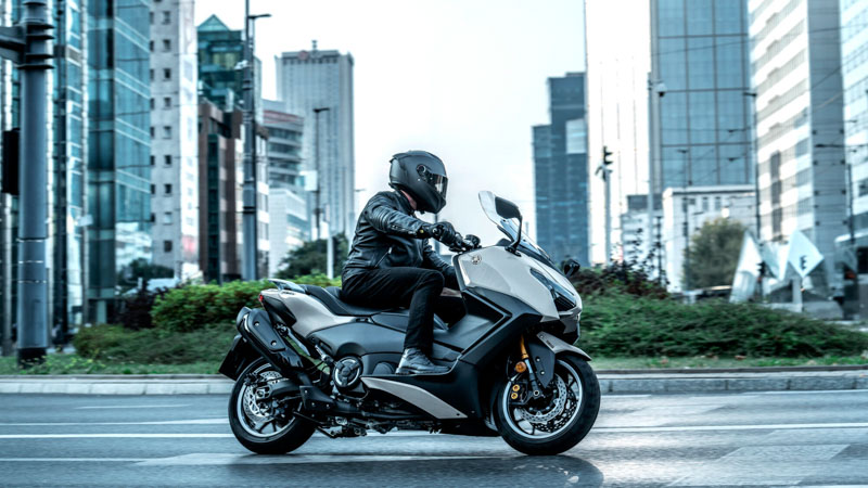 Yamaha TMAX 2025 aggiornamenti per il maxi scooter