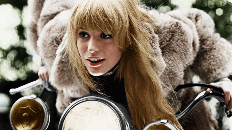 Marianne Faithfull simbolo di stile tra moda, musica e motori