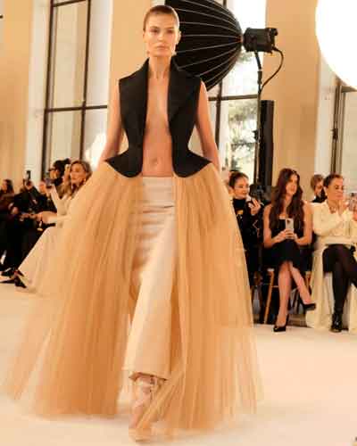 Schiaparelli Haute Couture P.E. 2025 Daniel Roseberry tra tradizione e modernità