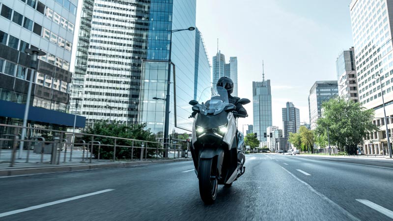 Yamaha XMAX 2025, torna lo scooter sportivo