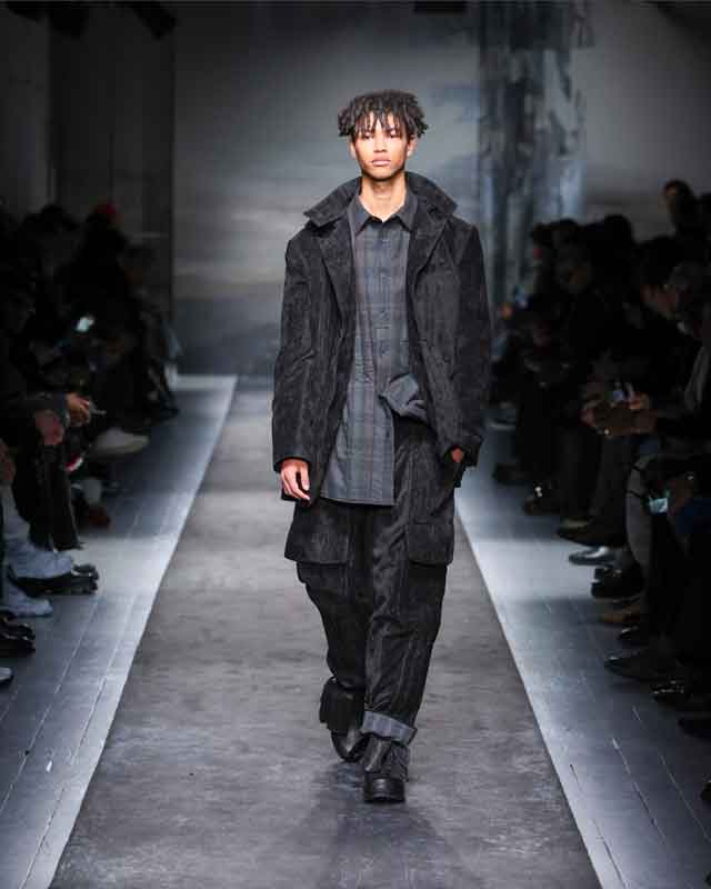 Yohji Yamamoto la sfilata maschile di Parigi che ridefinisce lo stile invernale