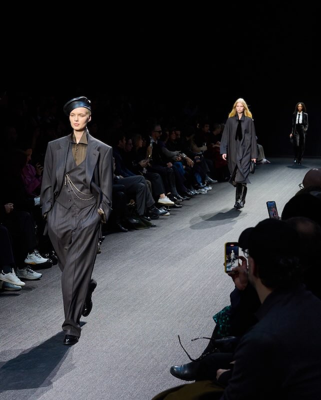 Emporio Armani Autunno Inverno 2025-26 la moda è un gioco di stile