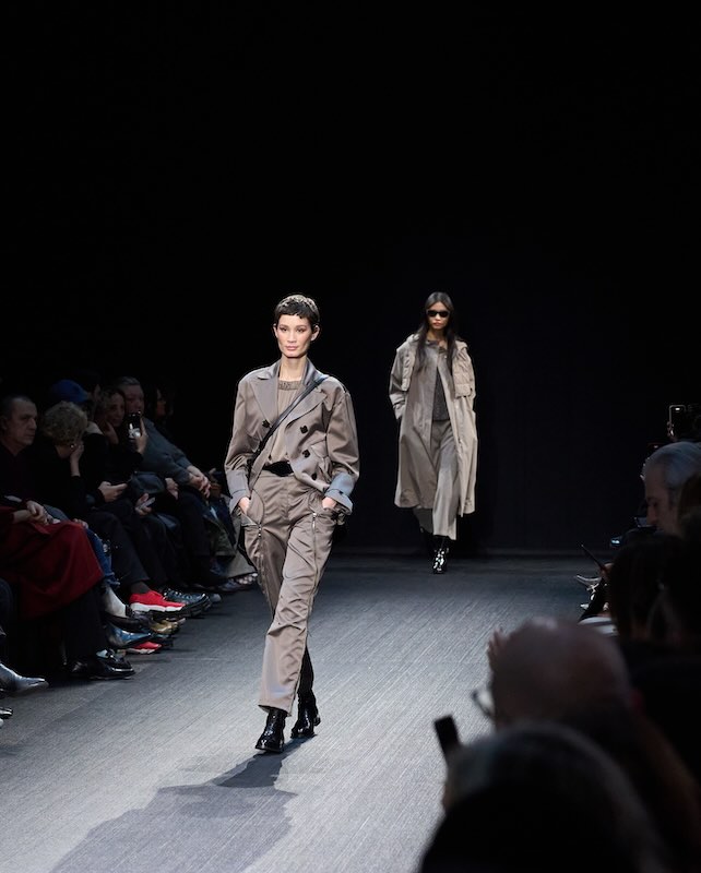 Emporio Armani Autunno Inverno 2025-26 la moda è un gioco di stile