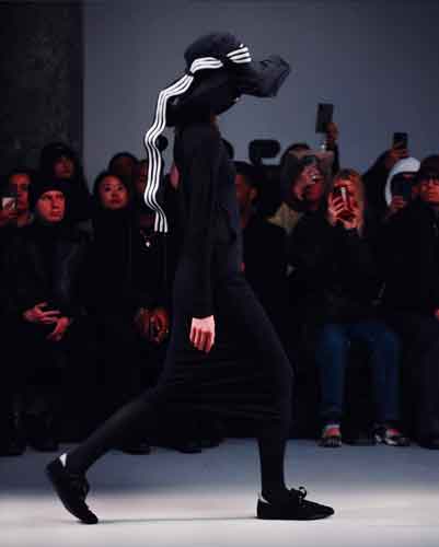 La collezione Y-3 A. I. 2025 Yohji Yamamoto e Adidas la visione astratta della moda