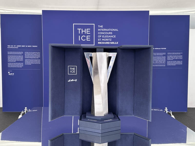 Norman Foster firma il trofeo Best in Show per The I.C.E. St. Moritz