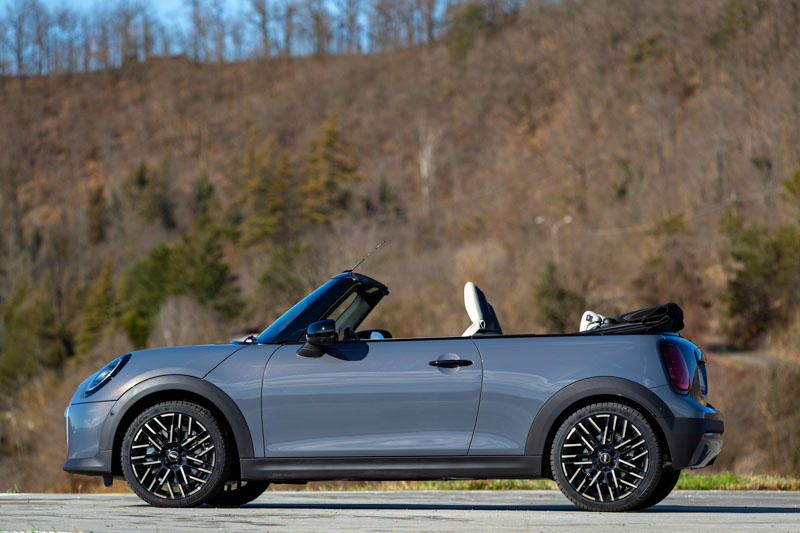 Nuova MINI Cooper Cabrio, il piacere della guida open-air