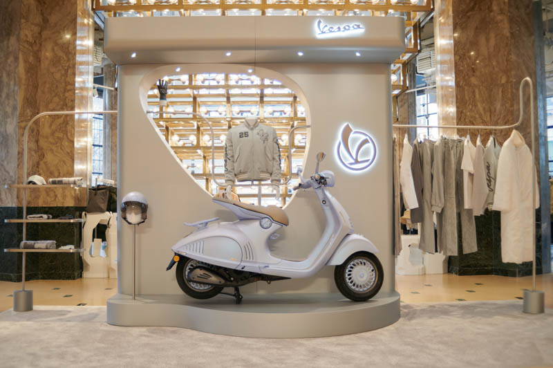 Vespa 946 Snake l'eleganza glaciale incontra la forza del serpente