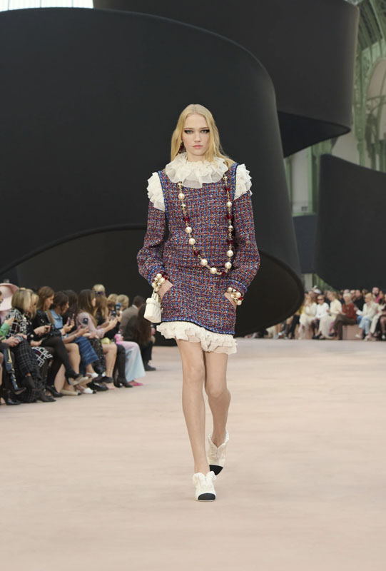 Chanel alla Paris Fashion Week un'ode ai simboli della Maison tra tweed, fiocchi e perle