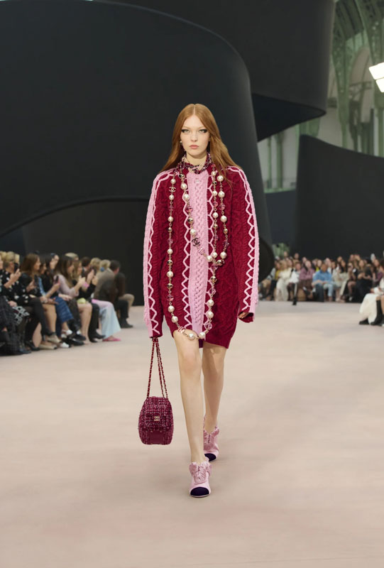 Chanel alla Paris Fashion Week un'ode ai simboli della Maison tra tweed, fiocchi e perle