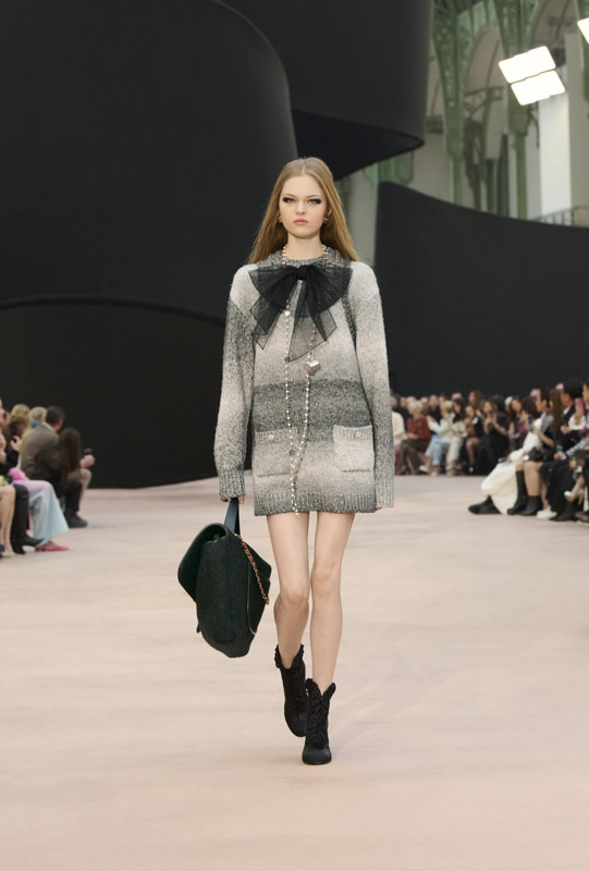 Chanel alla Paris Fashion Week un'ode ai simboli della Maison tra tweed, fiocchi e perle