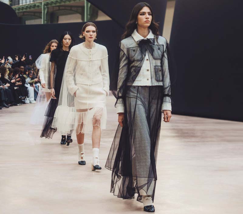 Chanel alla Paris Fashion Week un'ode ai simboli della Maison tra tweed, fiocchi e perle