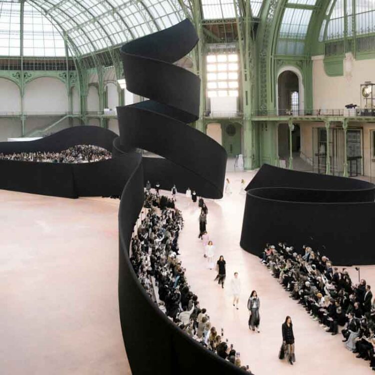 Chanel alla Paris Fashion Week un'ode ai simboli della Maison tra tweed, fiocchi e perle