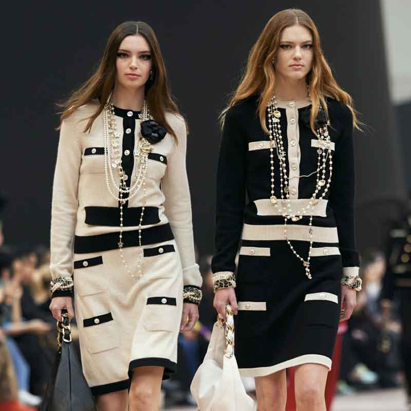 Chanel alla Paris Fashion Week un'ode ai simboli della Maison tra tweed, fiocchi e perle