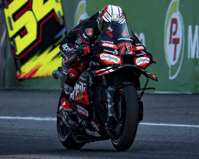 Marc Márquez trionfa con Ducati nel primo GP in Thailandia con una doppietta storica