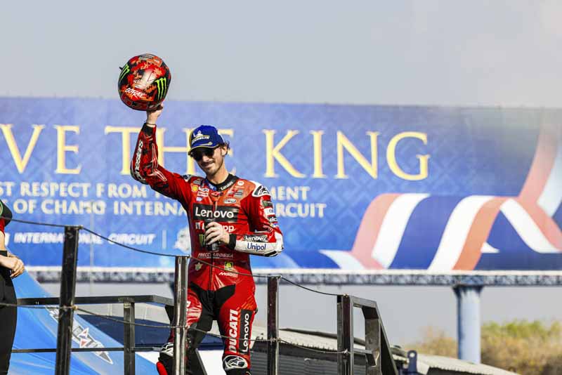 Marc Márquez trionfa con Ducati nel primo GP in Thailandia con una doppietta storica