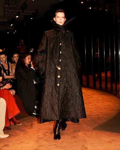 Schiaparelli alla Parigi Fashion Week il racconto della sfilata di Daniel Roseberry