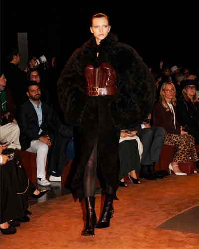 Schiaparelli alla Parigi Fashion Week il racconto della sfilata di Daniel Roseberry