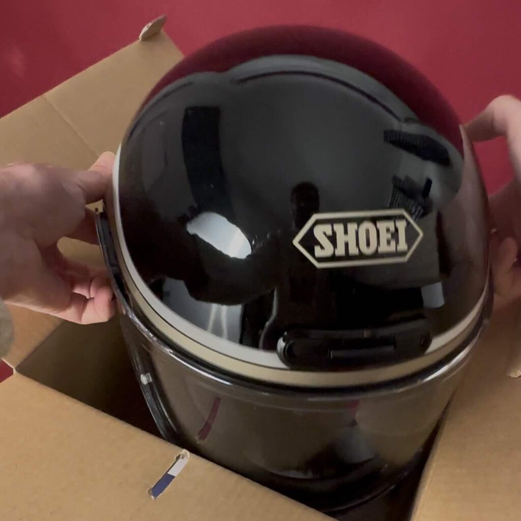 Shoei Glamster 2025 stile retrò e tecnologia avanzata